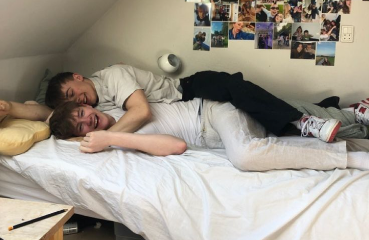 Dos chicos en la cama